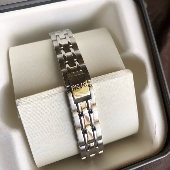 Relic by Fossil. Women queen’s court quartz /Crystal sport watch - Picture 2 of 3